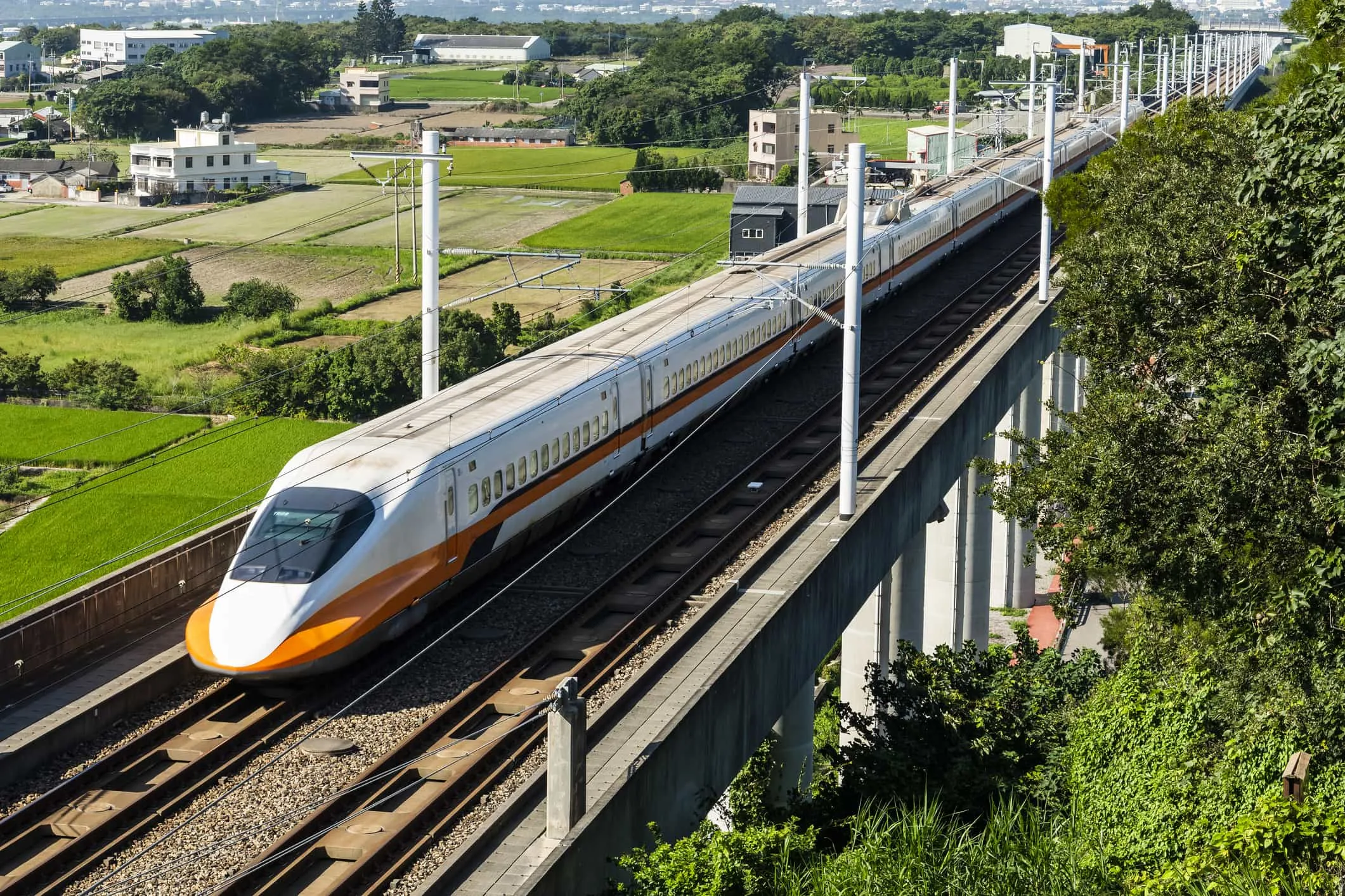 高鐵列車停靠站台，搭配行李與接送車輛，展現從高鐵站輕鬆轉乘機場接駁服務的畫面。