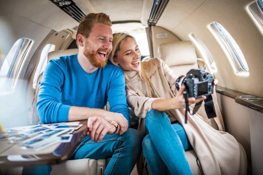 情侶在私人飛機艙內放鬆自拍,呈現尊榮級機場接送與專屬旅程體驗。 - 機場接送|首選24H 專車預約|全台接送服務推薦|奔旅派車 - 機場接送|首選24H 專車預約|全台接送服務推薦|奔旅派車 情侶在私人飛機艙內放鬆自拍,呈現尊榮級機場接送與專屬旅程體驗。