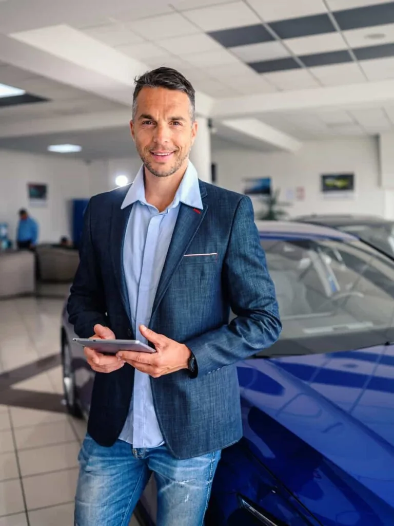 司機在機場舉牌迎接旅客，展示不同接送服務的品質差異