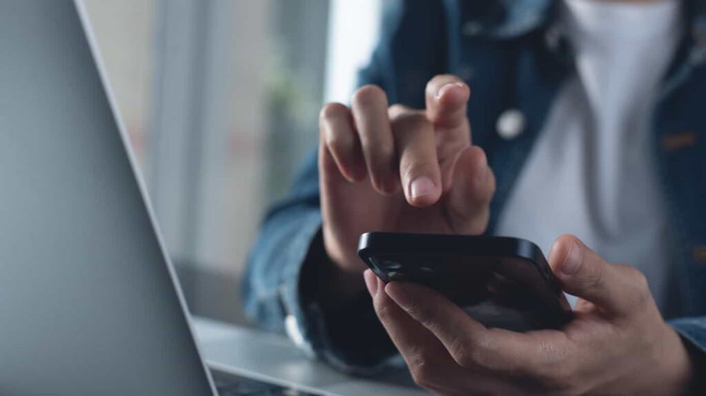 旅客滑手機查看機場接送預約平台的評價與服務資訊