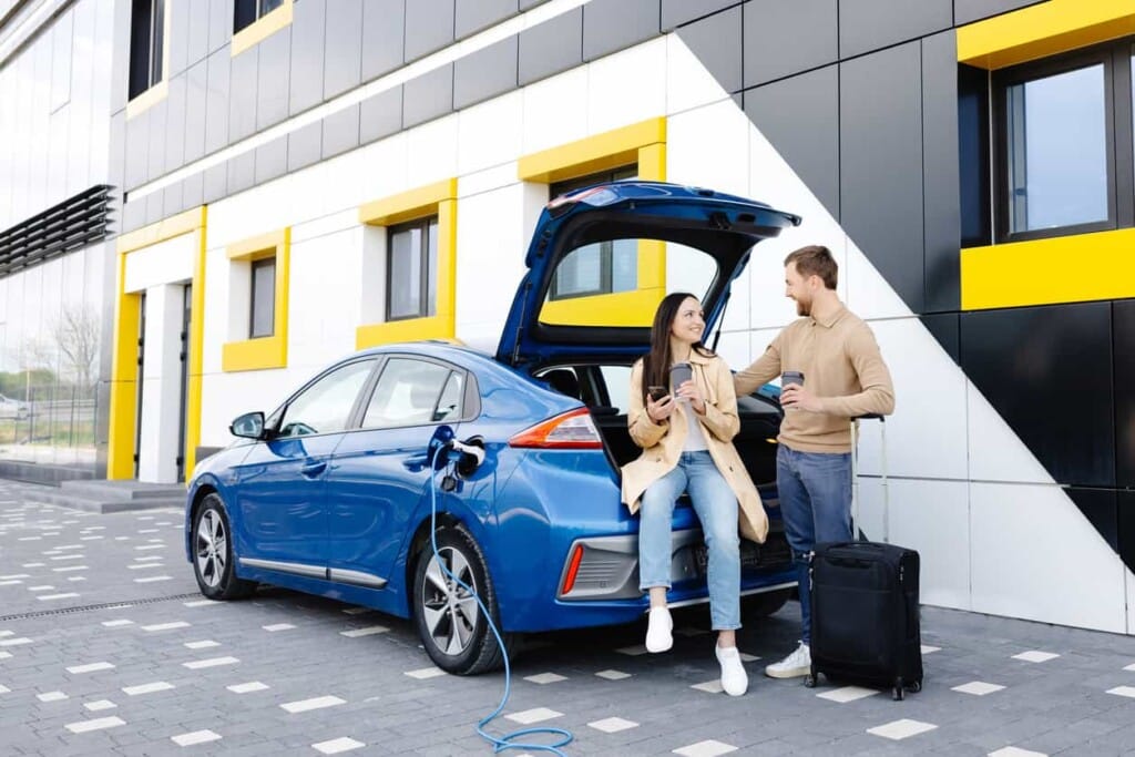 旅客將行李放入接送車輛後車廂，檢視車輛狀態與服務品質