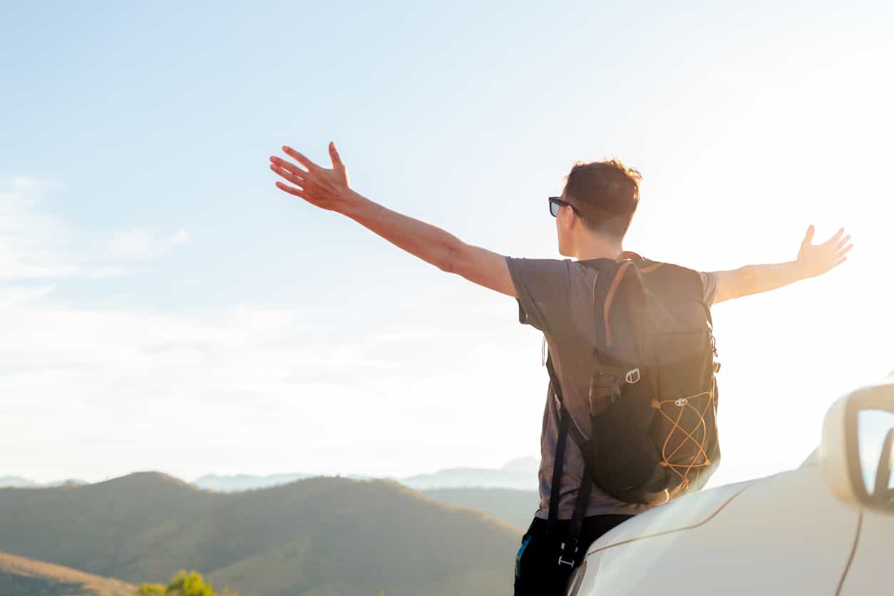 旅客查看手機上的機場接送服務資訊,評估費用與流程